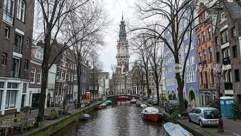 新教教堂Zuiderkerk Staalmeestersbrug桥，鸟瞰通往阿姆斯特丹Zuiderkerk教堂的运河，阿姆斯特丹的运河，通往Zuiderkerk教堂的Groenbuigwal运河，鸟瞰Staalmeestersbrug桥